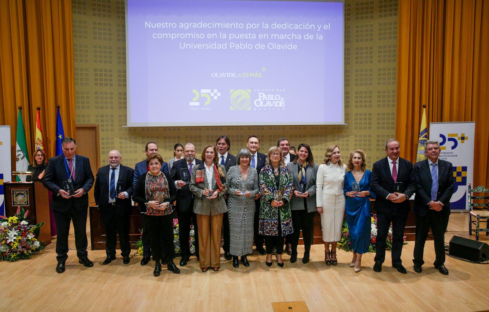 Distinciones del 25 Aniversario a los directores de Áreas Administrativas de los años 1997-1998