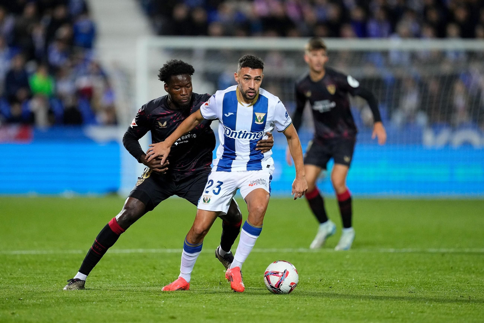Agoumé persigue a Munir durante el partido en Butarque.
