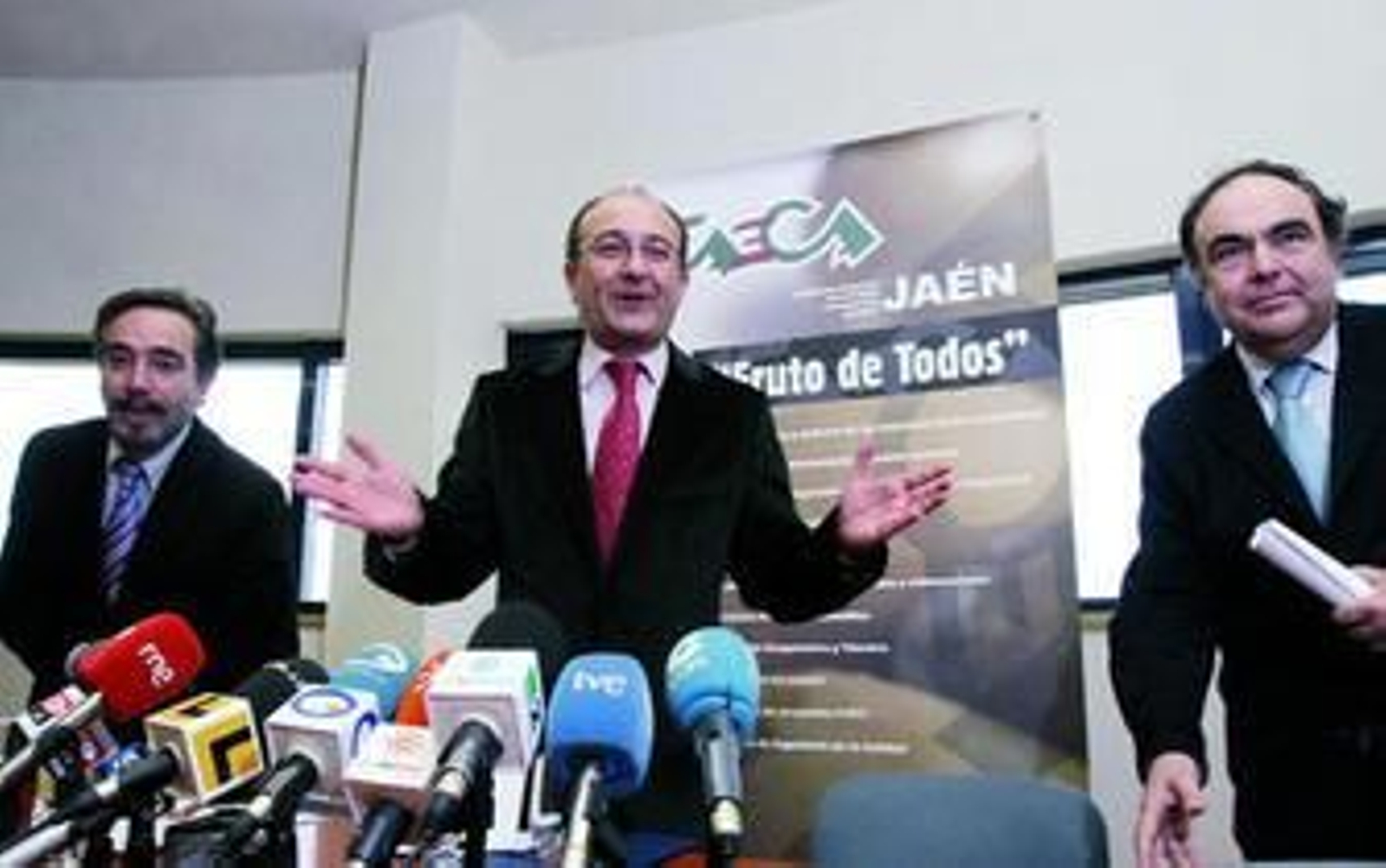 El consejero de Agricultura abre los brazos junto al presidente de la Diputación de Jaén y el director gerente de Hojiblanca, justo después de la constitución del grupo comercializador.