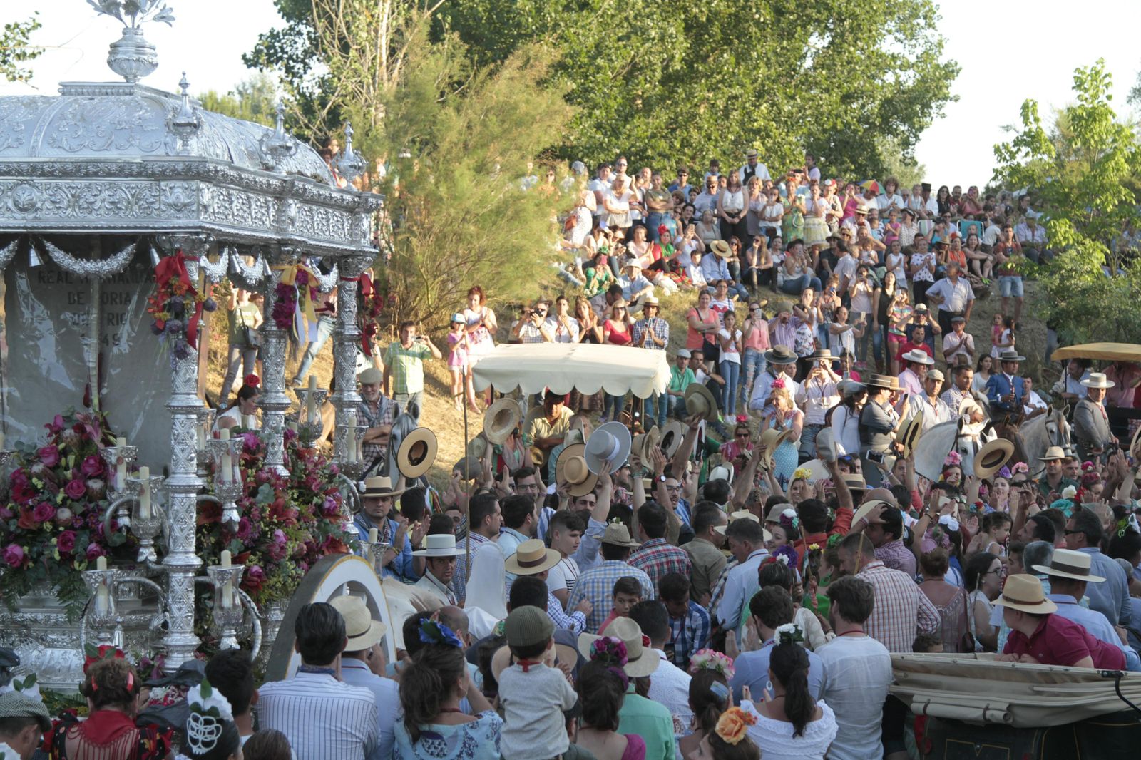 El paso de las hermandades por el río Quema, en imágenes