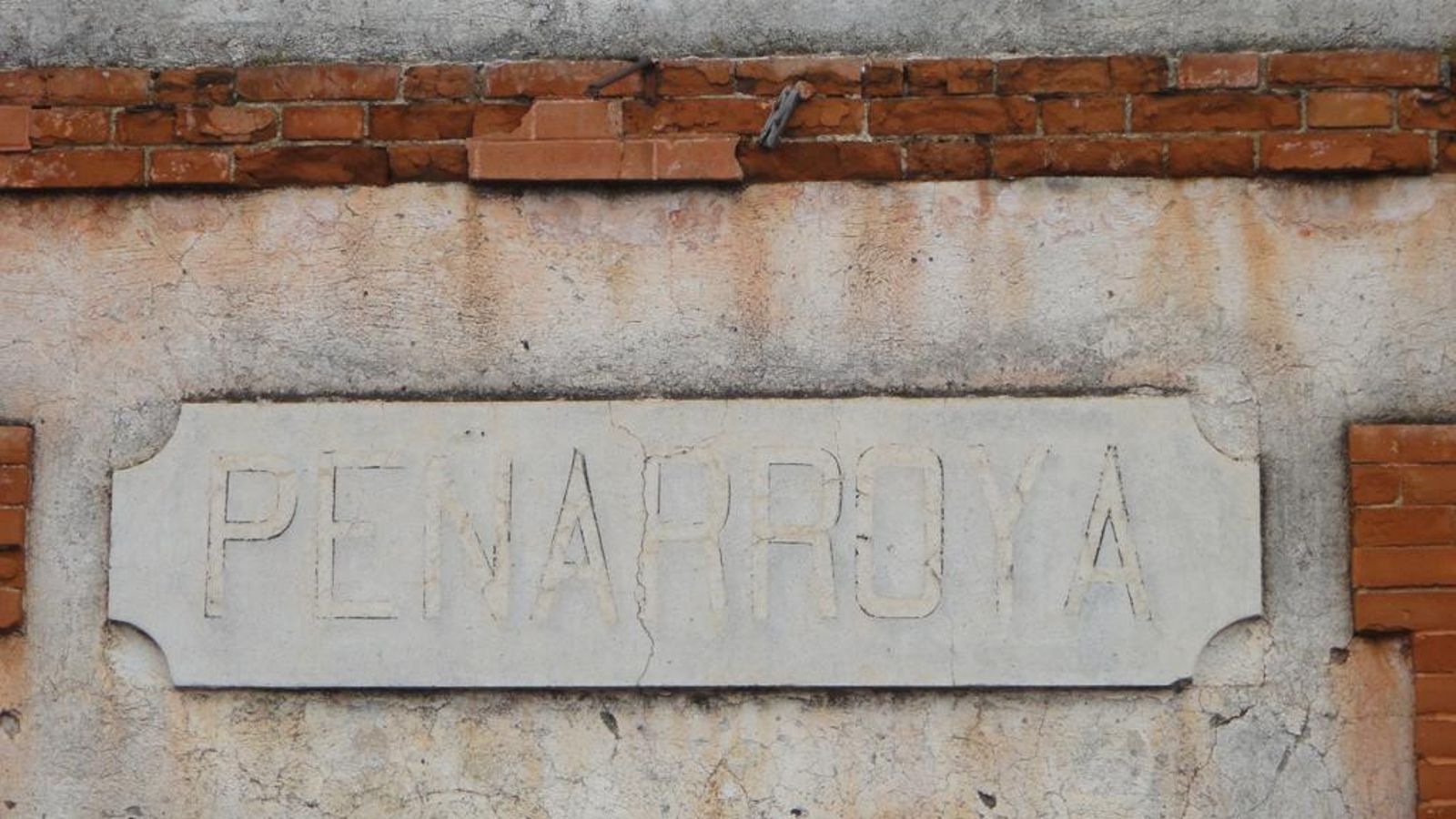Cartel de bienvenida a la antigua estación de Peñarroya. Cartel de bienvenida a la antigua estación de Peñarroya.