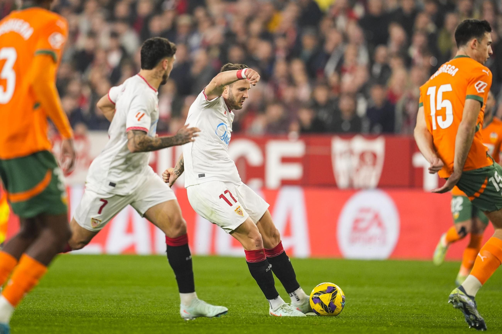 Las fotos del pobrísimo paso de Saúl Ñíguez por el Sevilla