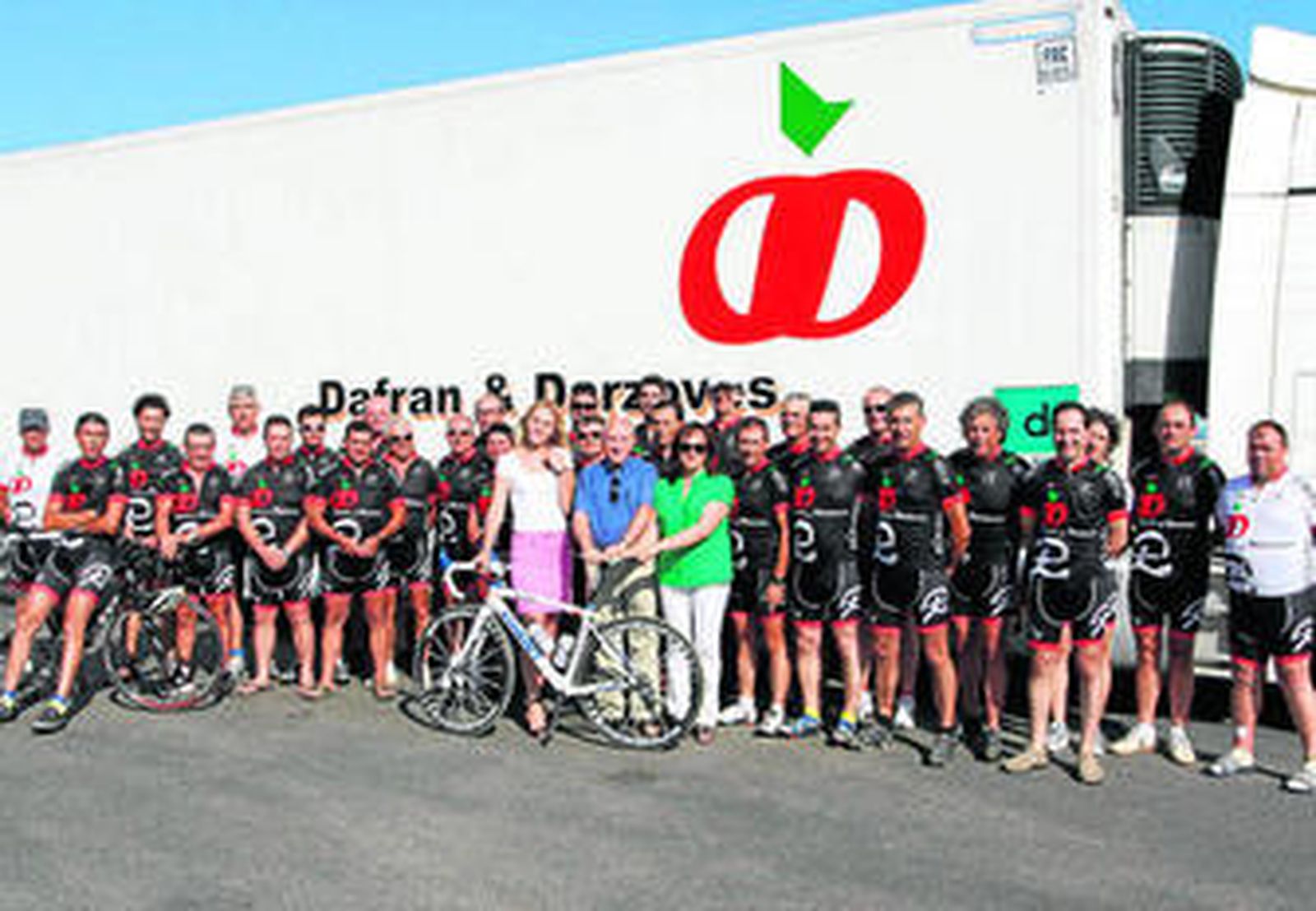 La Peña Ciclista Almeraya posa con los responsables de la empresa patrocinadora del equipo.