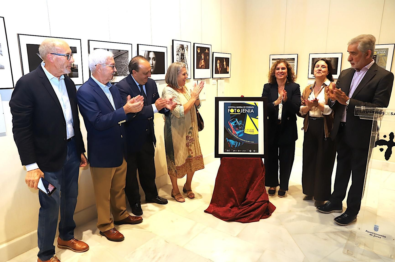 Organizadores y autoridades asistentes a la inauguración de Fotojenia en los Claustros.