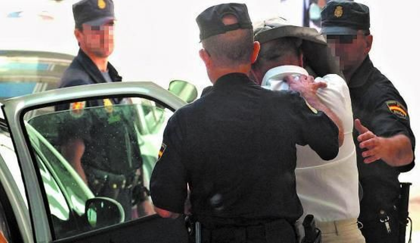 01-07-2006: Declaración de Tomás Olivo

Varios policías conducen al promotor murciano Tomás Olivo al interior de los juzgados de Marbella para que preste declaración. Fue absuelto.
