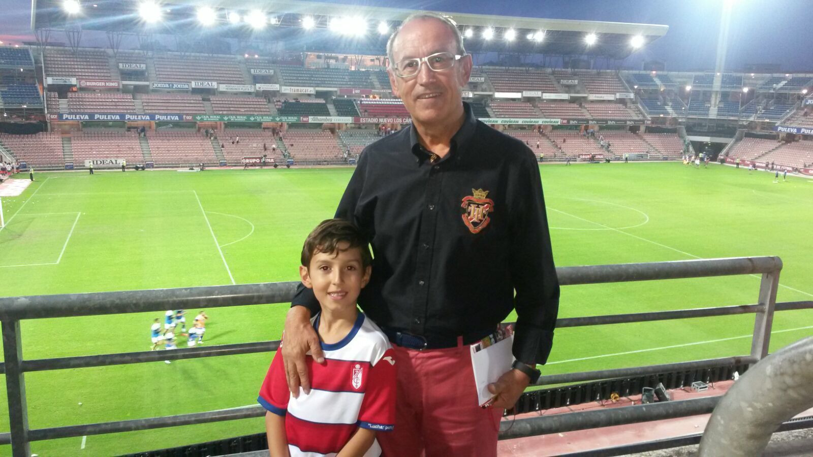 Manuel Robles 'Manolín' junto a su nieto en Los Cármenes.