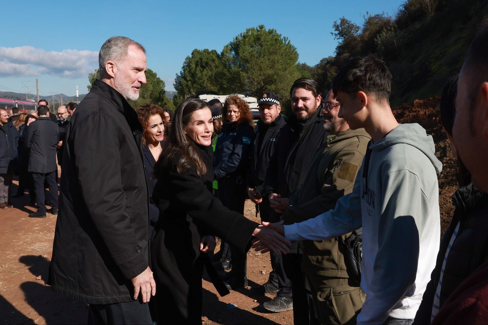 Los reyes visitan a los heridos del accidente de Adamuz en el Reina Sofía, en imágenes