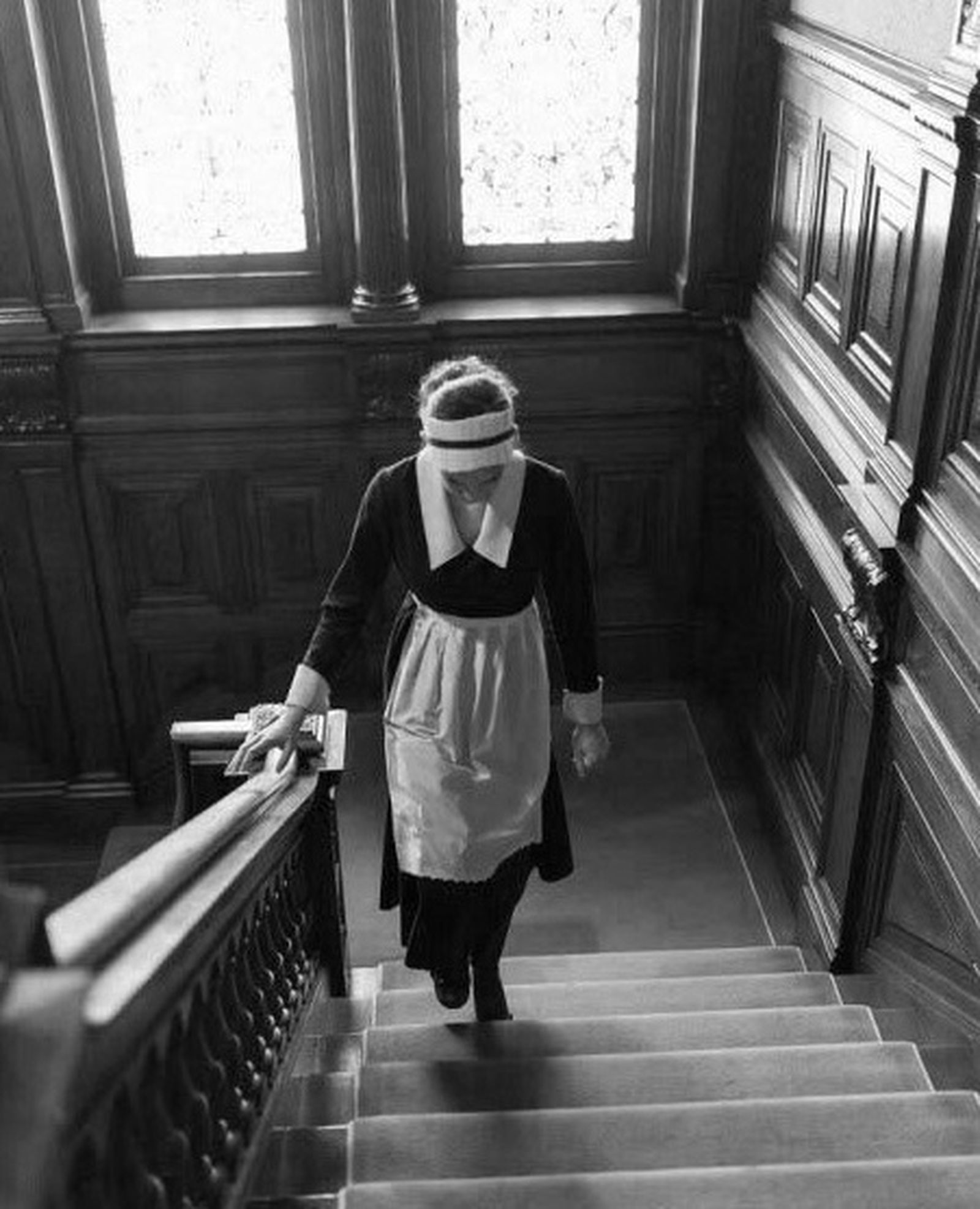 Una sirvienta en una residencia señorial del siglo XIX.