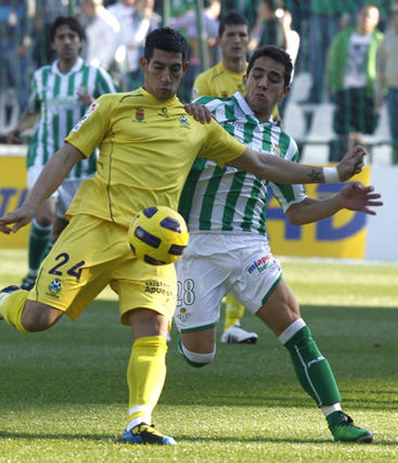 El Betis siguen mostrándose sólido en el Villamarín al ganar 3-0 al Alcorcón. / Antonio Pizarro