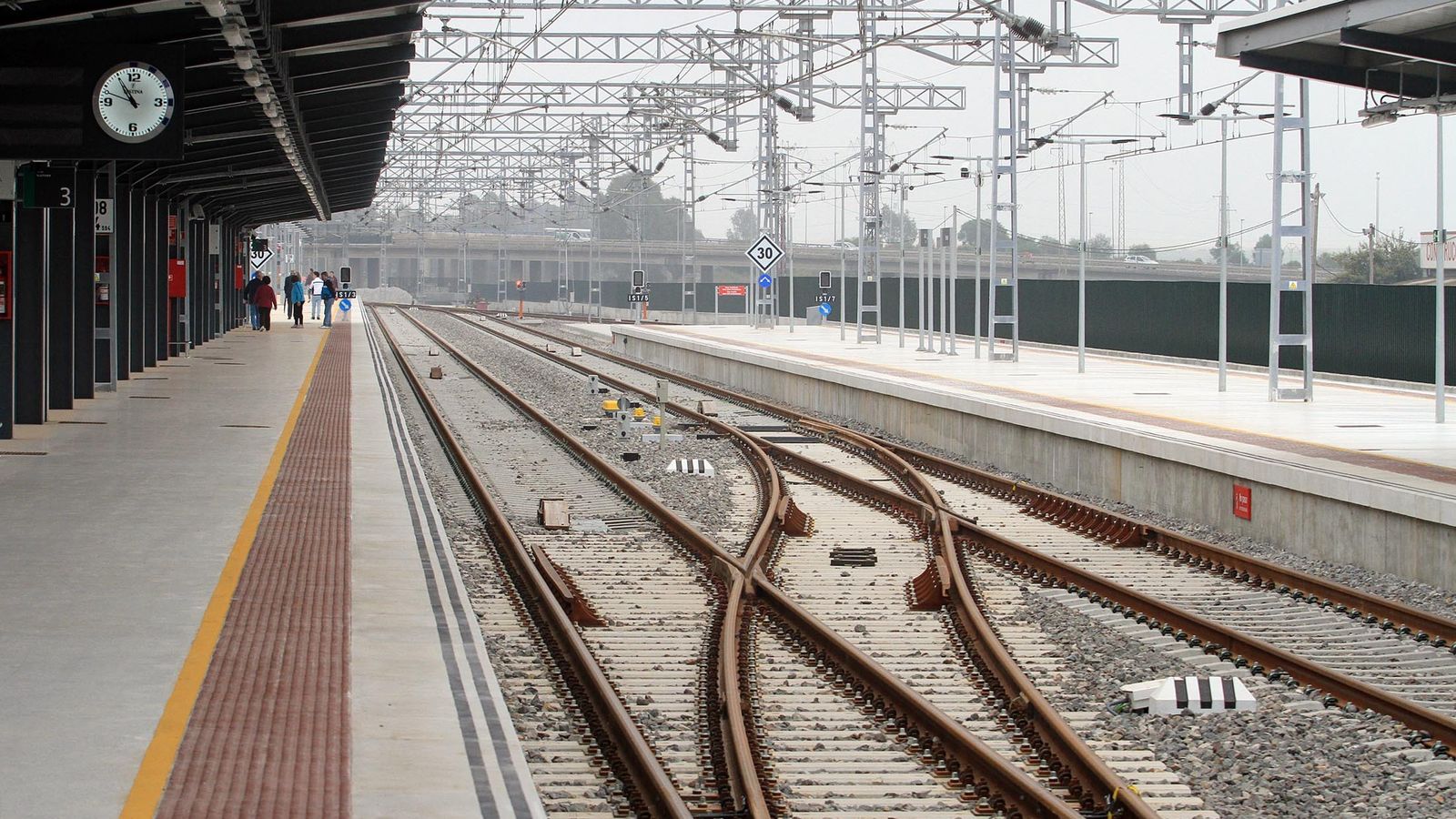 Andén de la estación de trenes de Huelva, todavía huérfana de AVE.