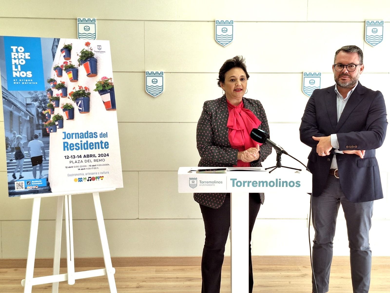 La alcaldesa, Margarita del Cid, y el edil de  eventos, José Manuel Ruiz Rivas.