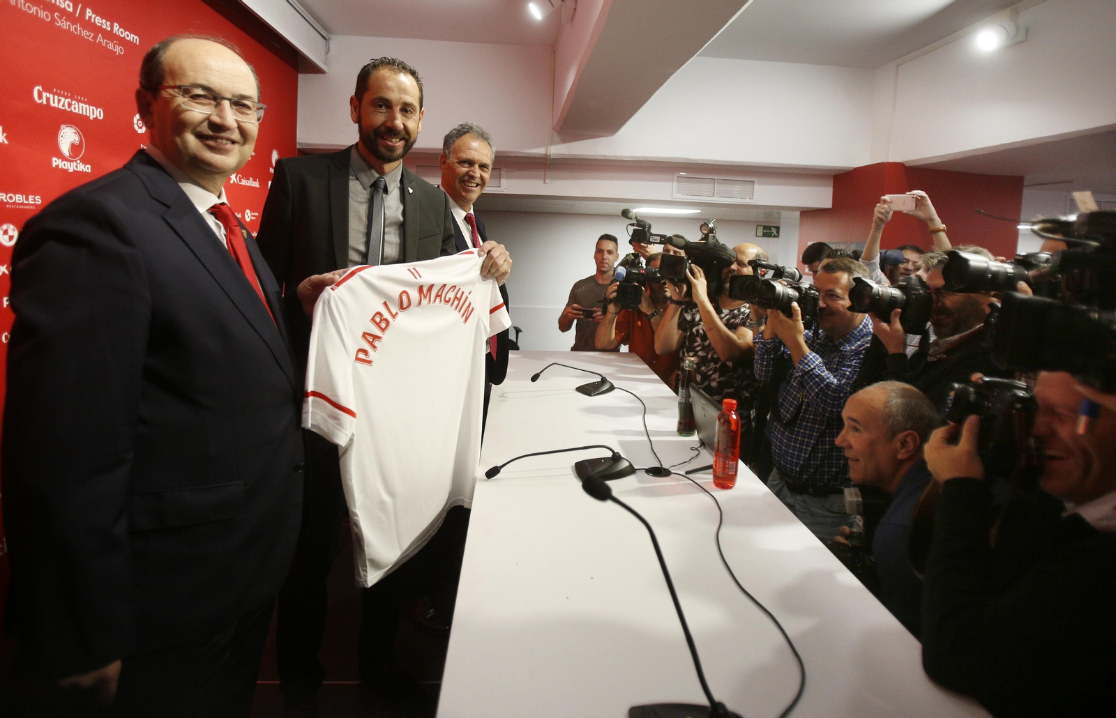 Castro y Caparrós acompañan a Machín en su presentación.
