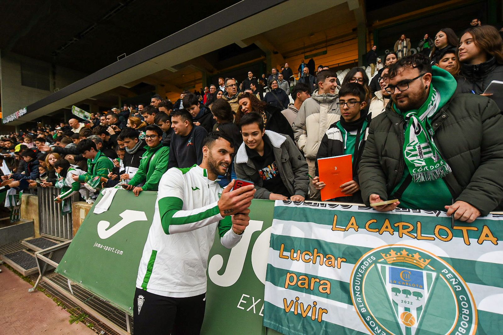 El Córdoba CF se deja querer por su afición en el Día de Año Nuevo: las fotos del entrenamiento de puertas abiertas