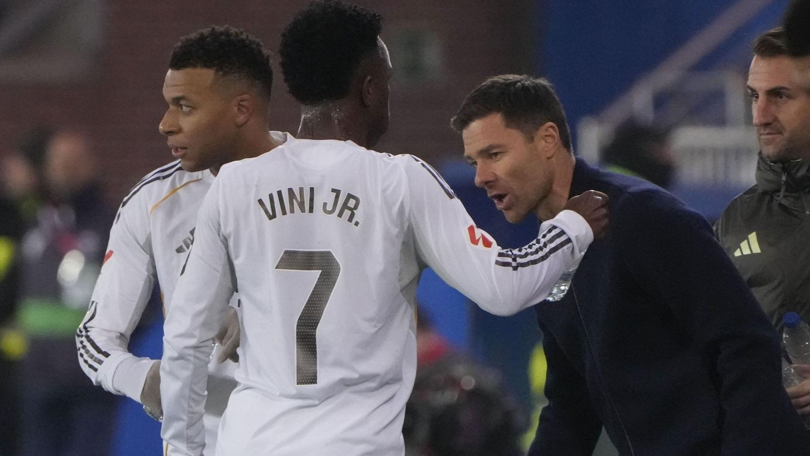 Xabi Alonso le da instrucciones a Mbappé y Vinícius en Vitoria.
