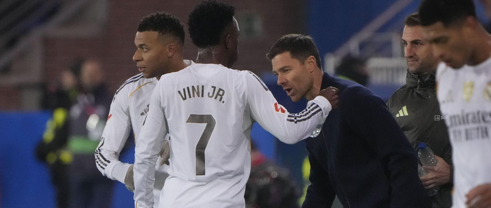 Xabi Alonso le da instrucciones a Mbappé y Vinícius en Vitoria.