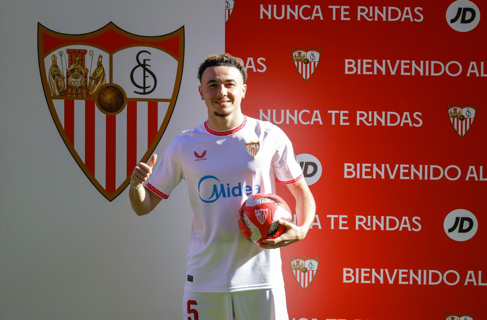 Rubén Vargas hace el típico posado al ser presentado como sevillista.