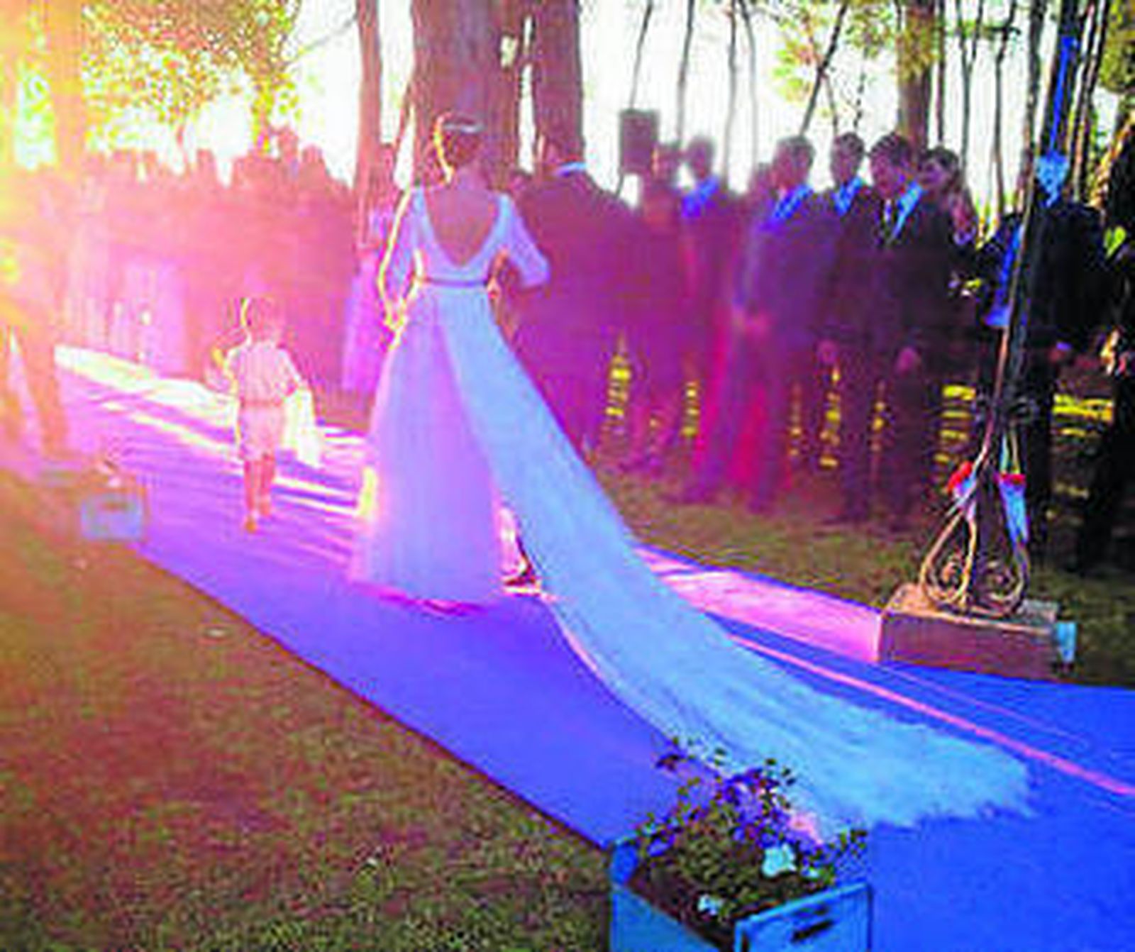 Una novia en la zona del pinar.