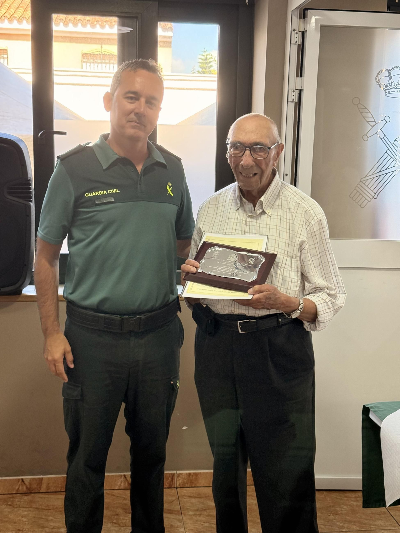 El homenajeado, José España Román, recibiendo una placa conmemorativa.