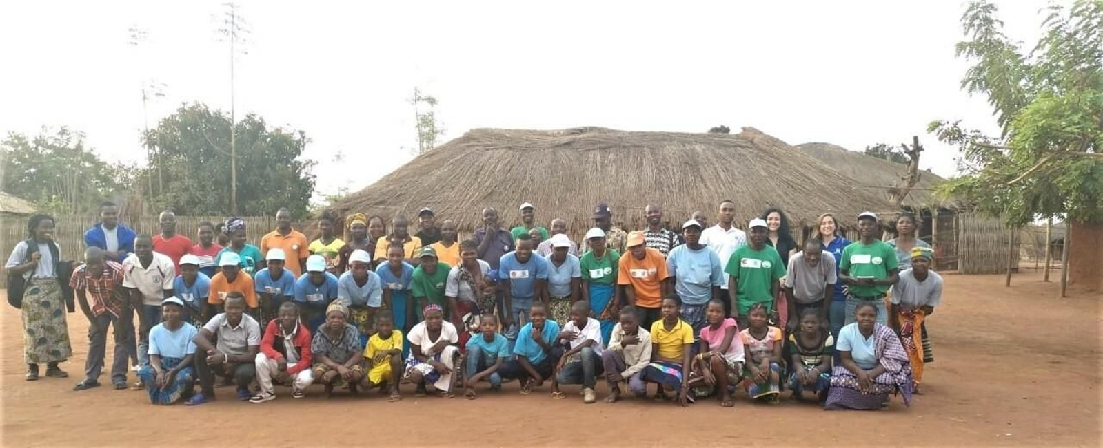 Imagen de varios de los participantes en el proyecto emprendido en Mozambique por Madre Coraje