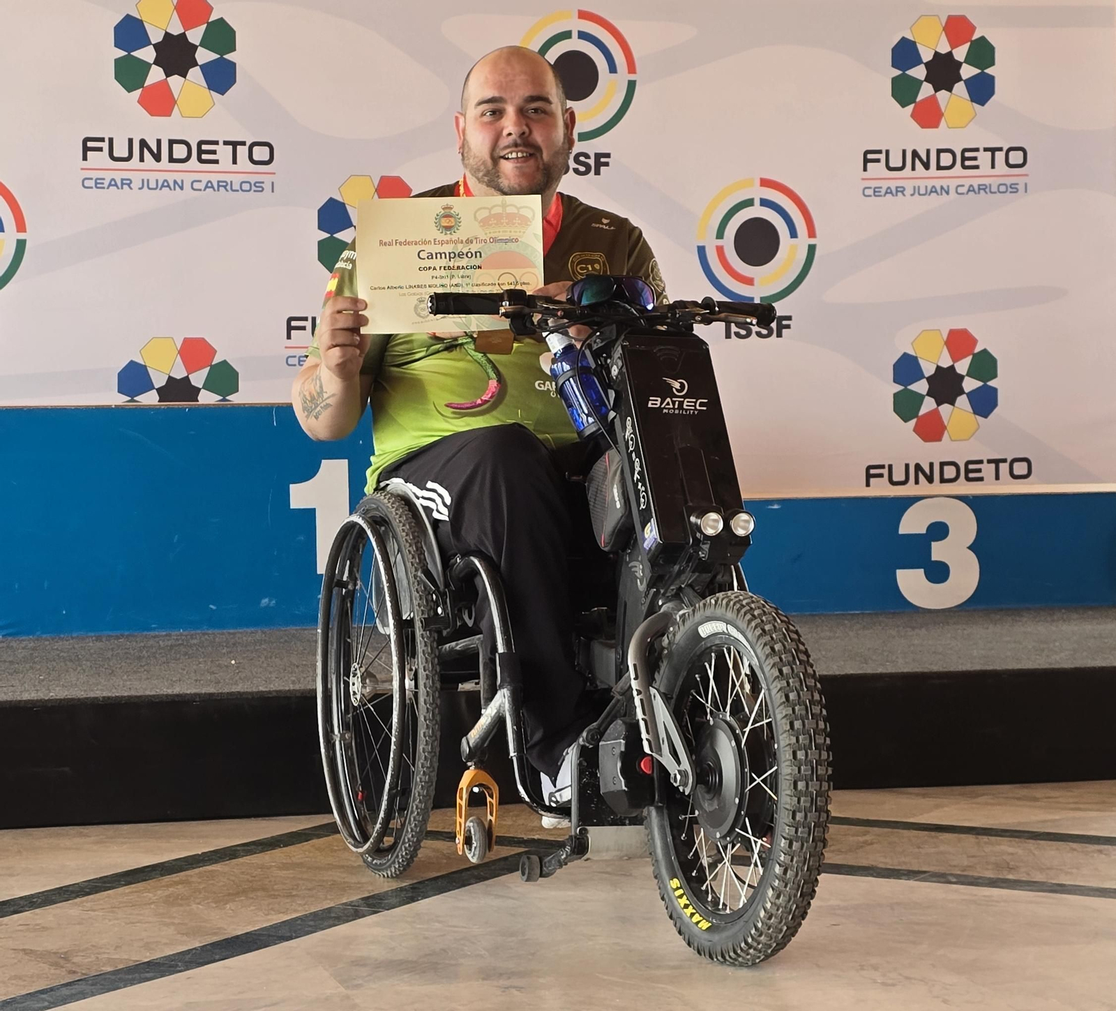 Carlos Linares , en el podio en el CEAR Juan Carlos I.