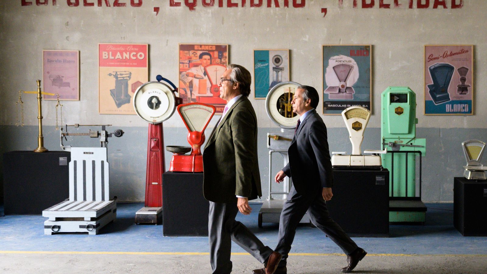 Un momento del rodaje 'El buen patrón', película por la que Fernando García está nominado al Goya de Mejor Vestuario.