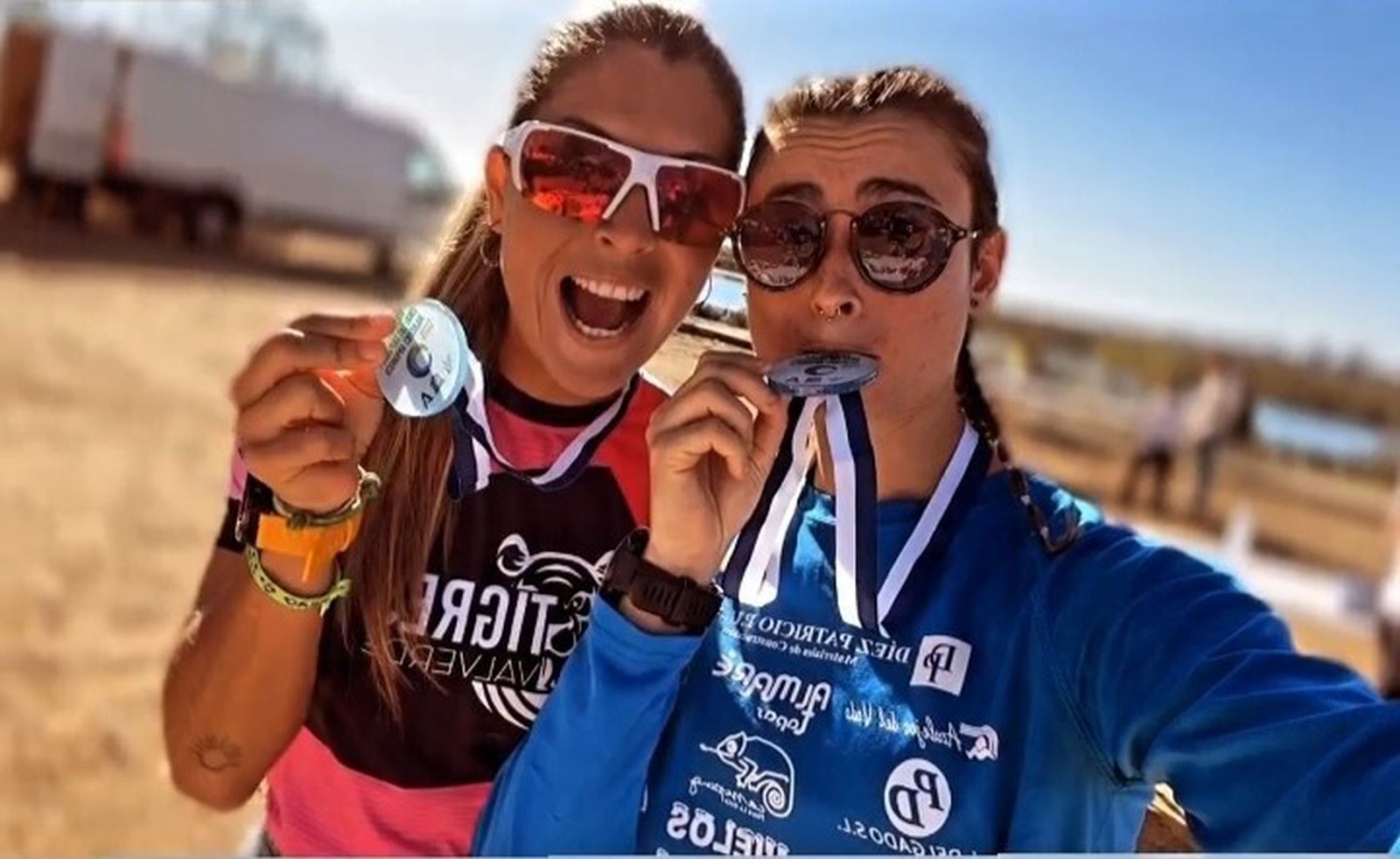 Paula Rodríguez, vencedora de la prueba, muerde la medalla.