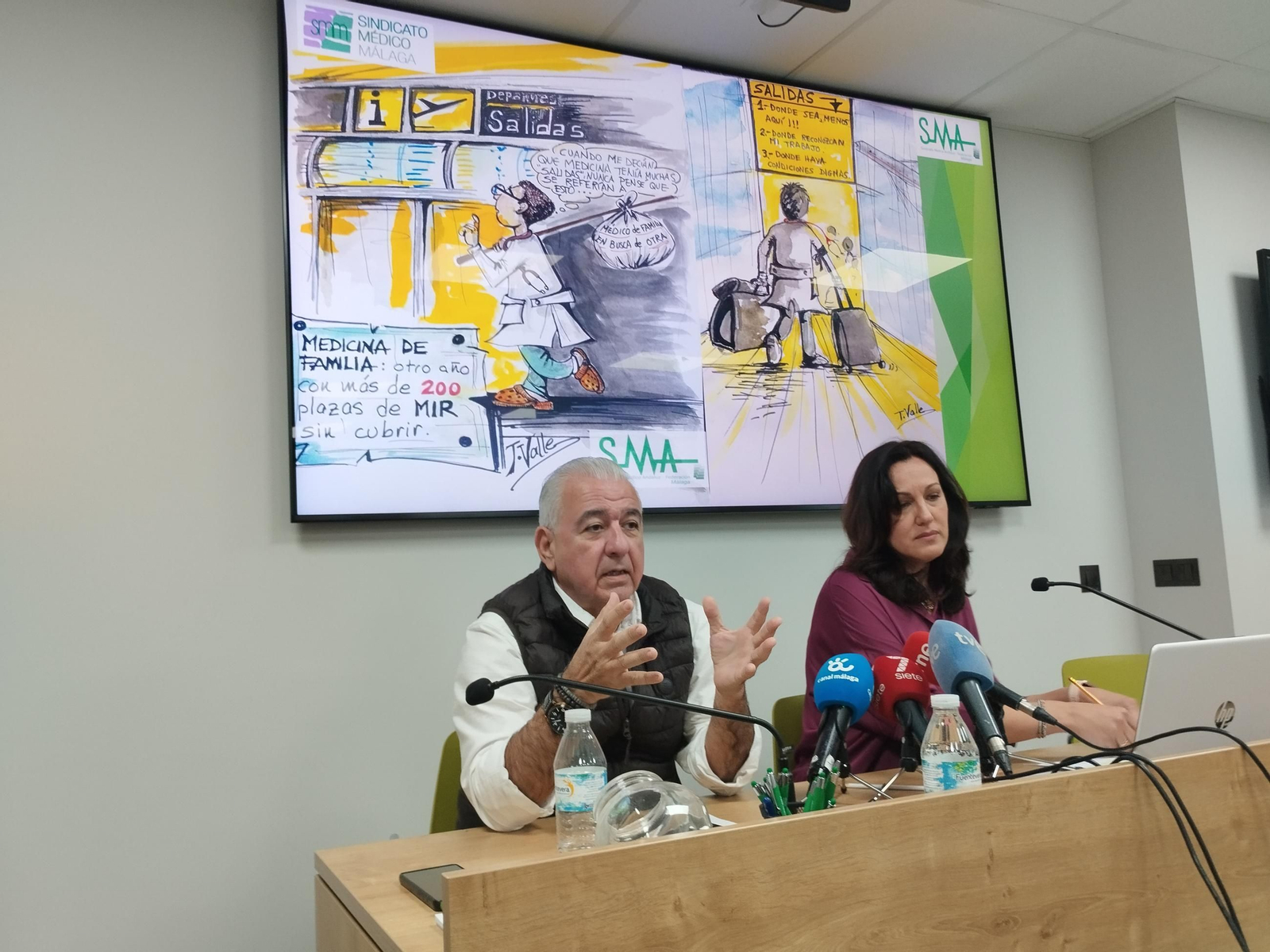 Bernal y Martín con una viñeta en la que se alude a la fuga de médicos de Atención Primaria.