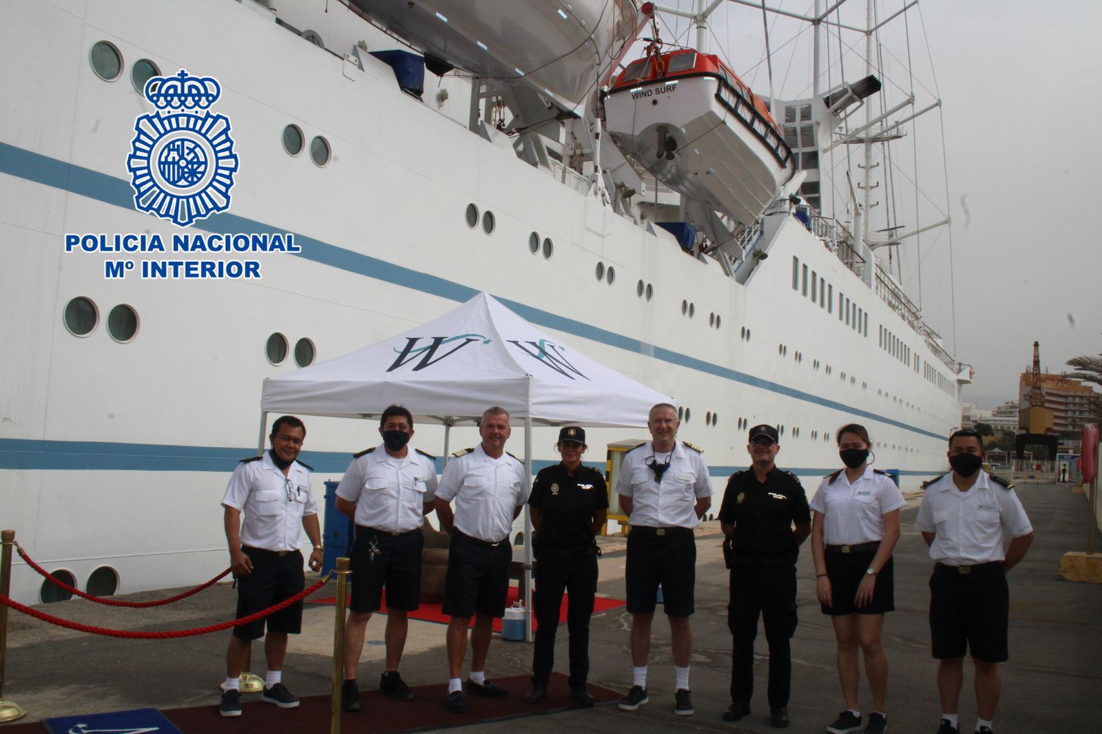 La Policía Nacional da seguridad al primer crucero de turistas que llega a Almería tras el inicio de la pandemia