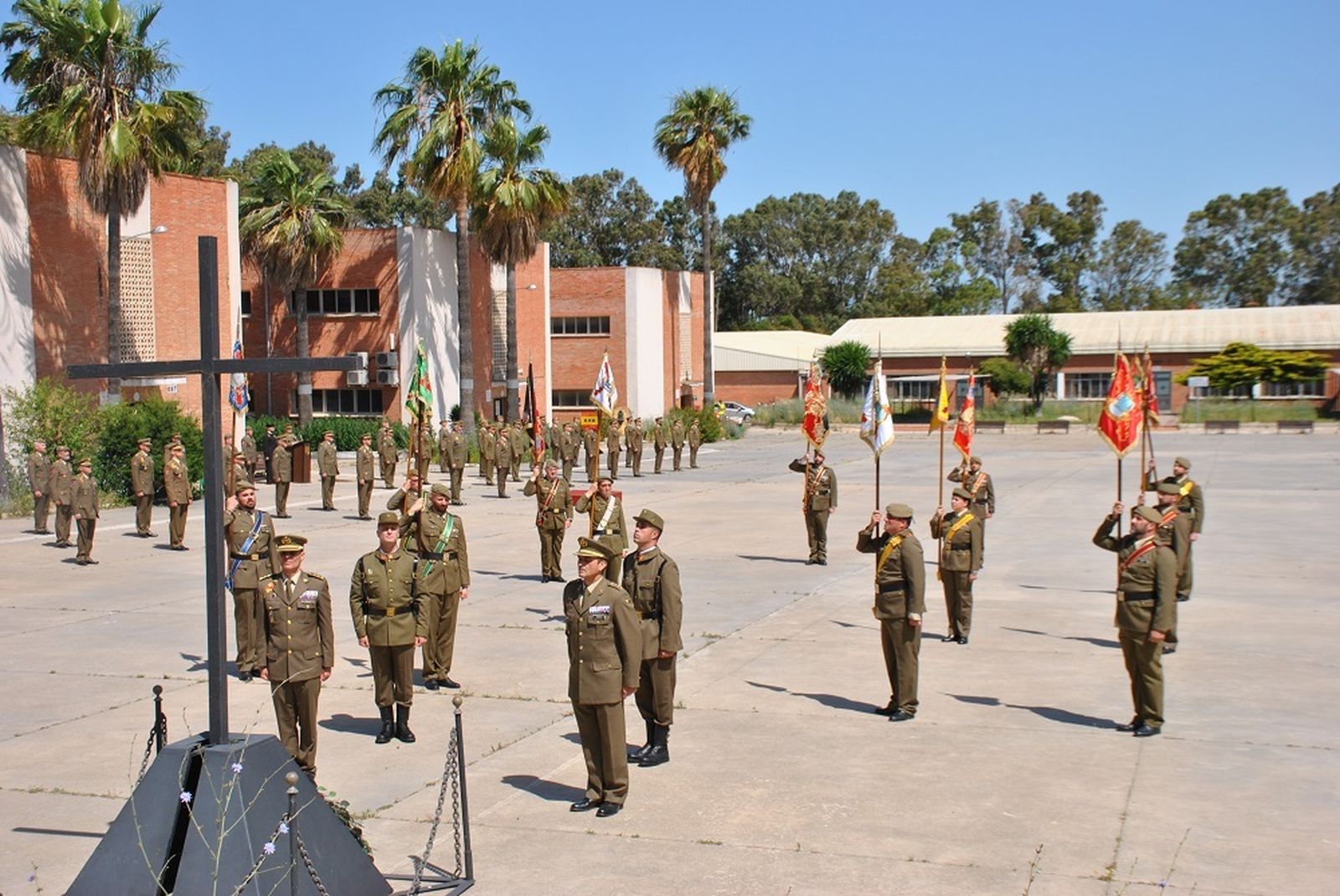 Homenaje a los caídos y a las víctimas del coronavirus en el acuartelamiento de Camposoto.