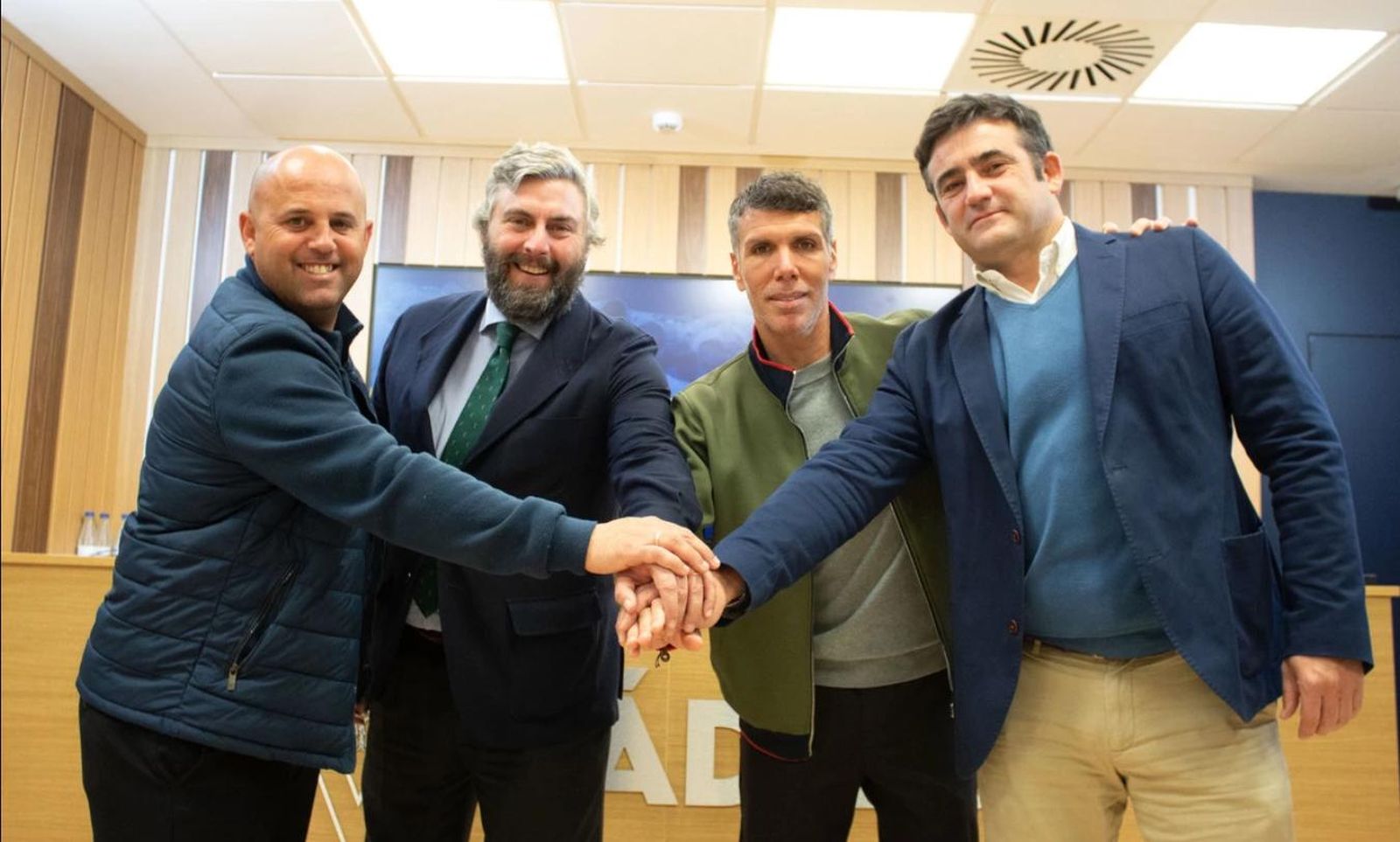 Jesús Velázquez y Javier Muiños, con los responsables del Colegio y del CD Guadalete.