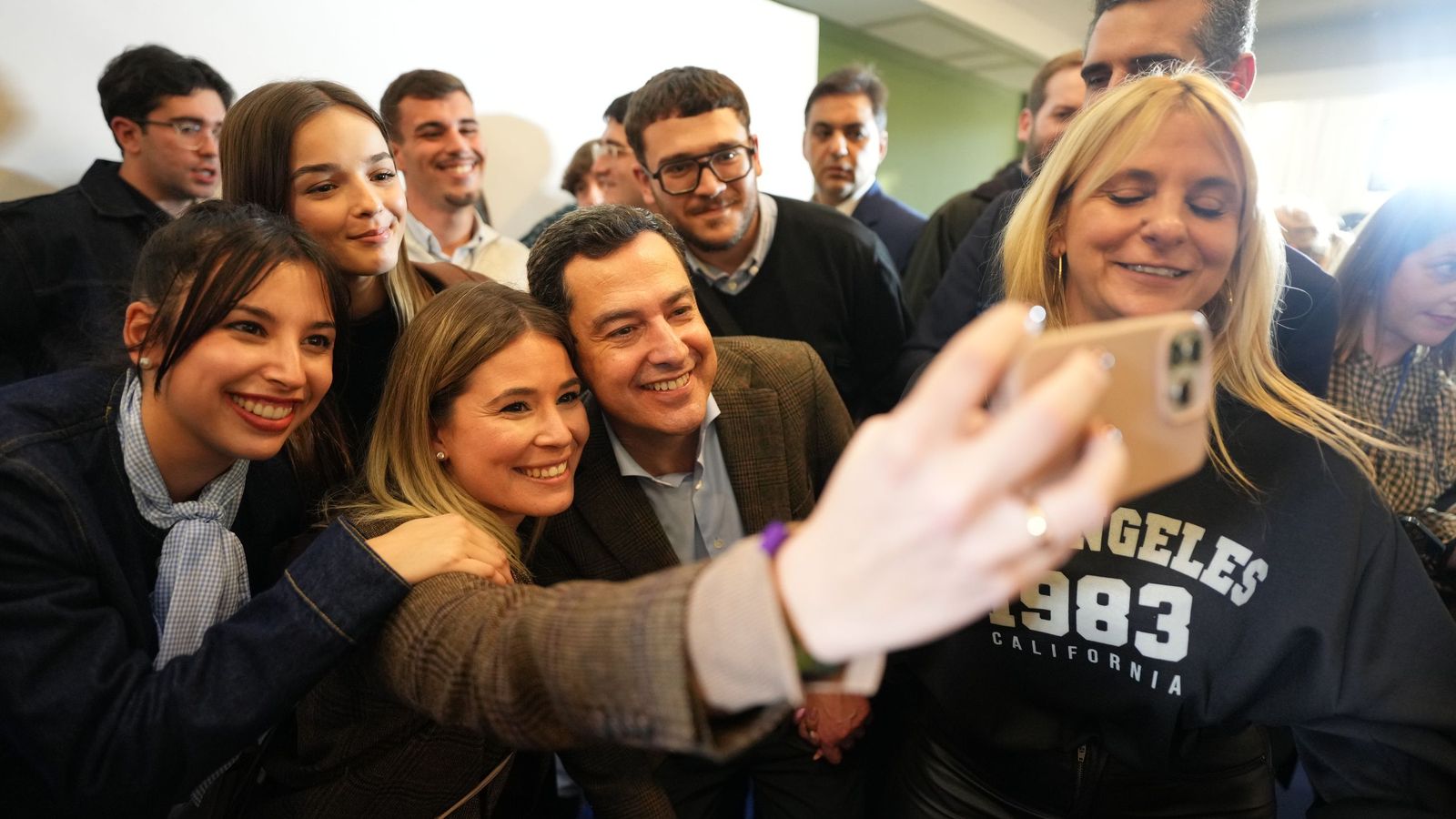 Moreno junto a los más jóvenes del PP de Almería.