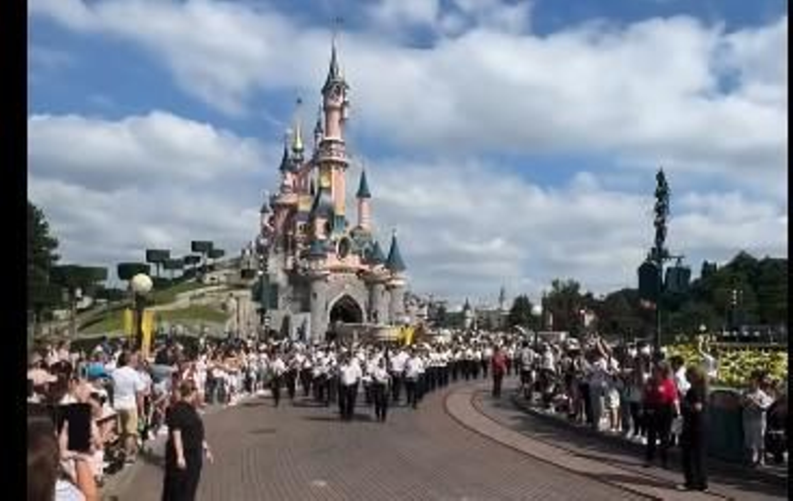 Detalle de la banda de música de Alcalá de Guadaíra ante el famoso castillo de Disney.