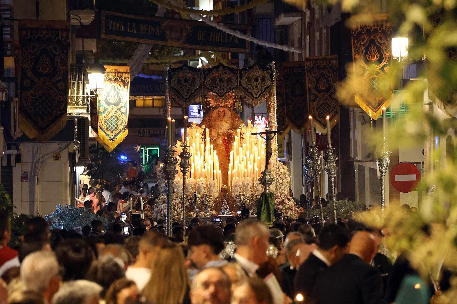 Imágenes de la procesión extraordinaria de la Virgen de la Esperanza por las calles de Huelva