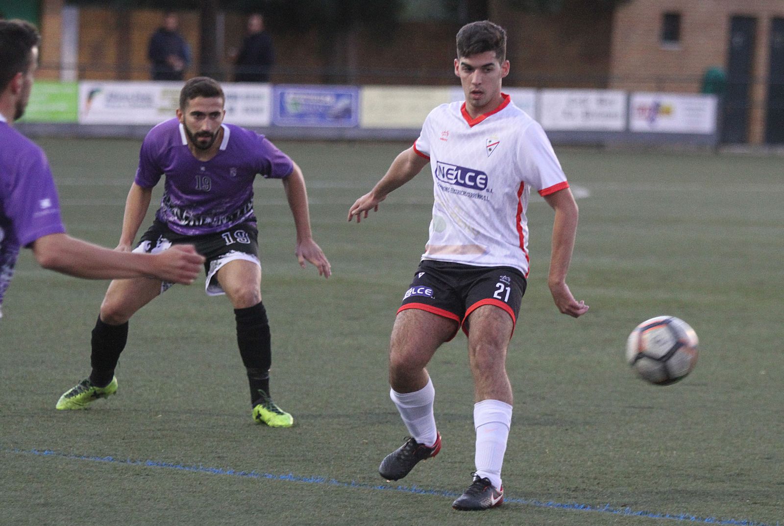 Javi Simó, autor del primer gol del choque de ayer, se dispone a controlar el cuero ante Varelas.