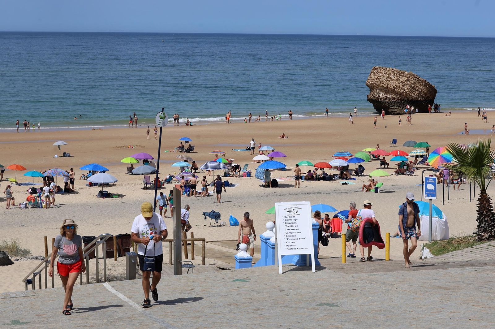 Imágenes del ambiente en las playas de Matalascañas, La Bota y Mazagón durante la mañana del domingo