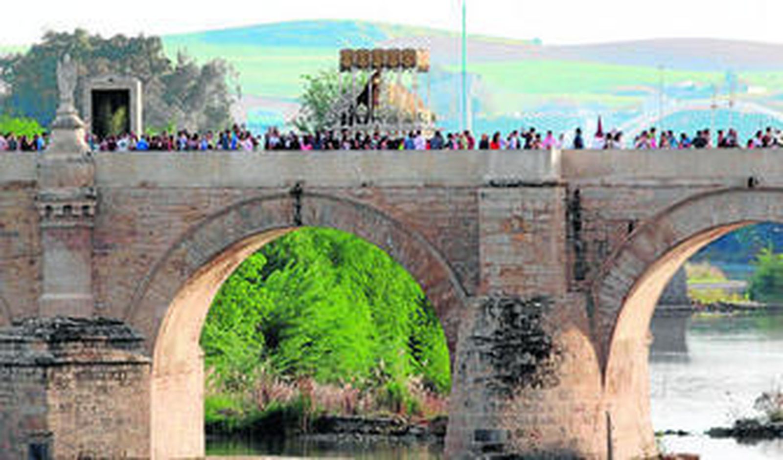 Nuestra Señora del Buen Fin a su paso por el Puente Romano.