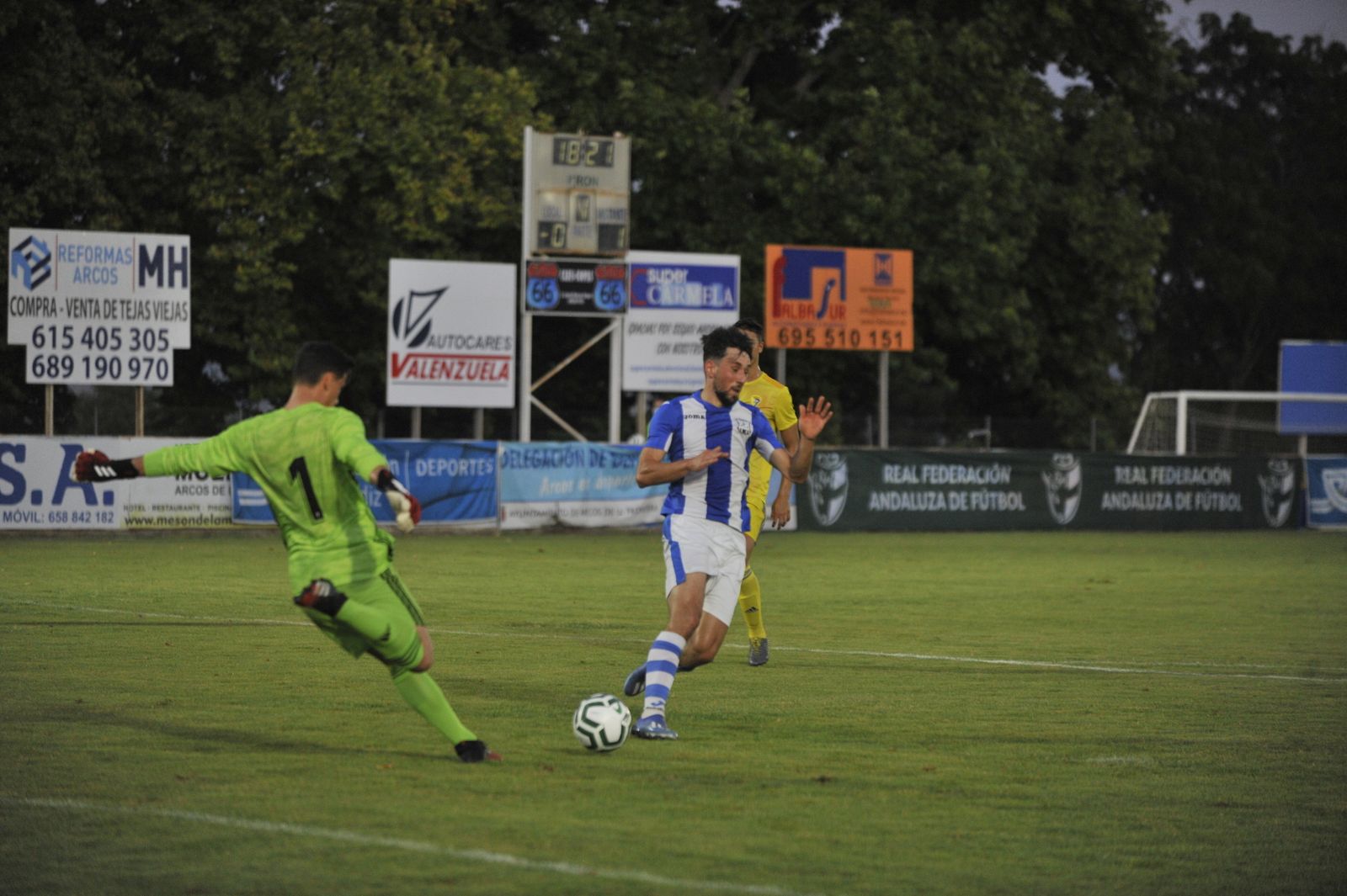 Félix intenta llegar antes del meta del Balón en un lance del partido.