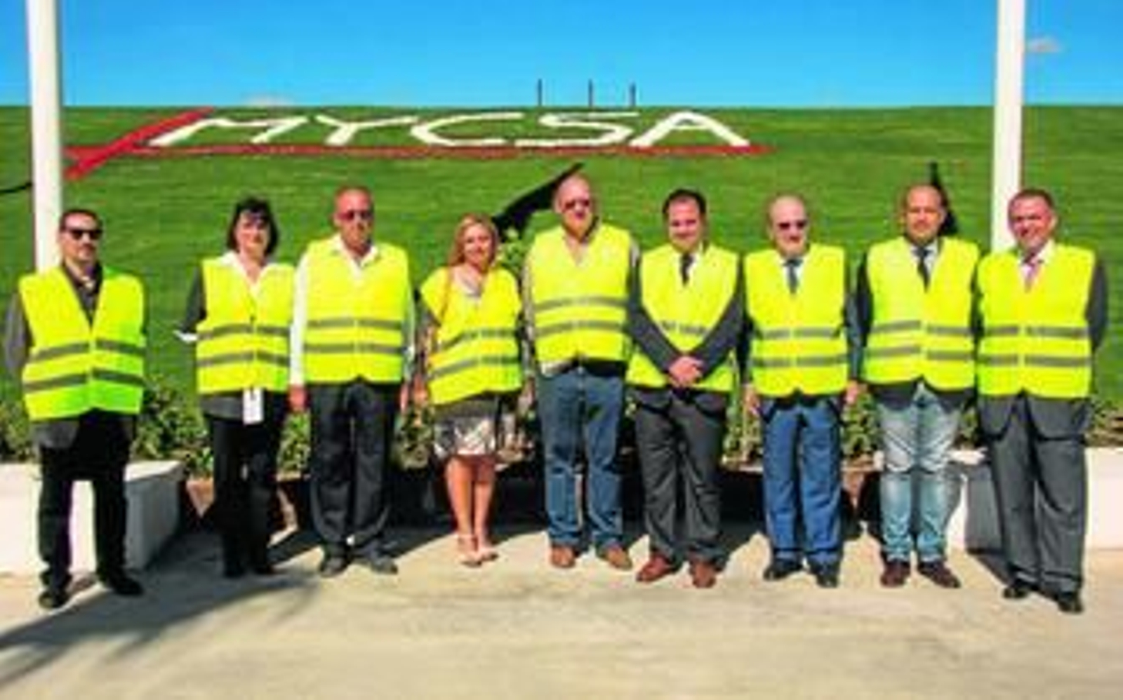 Los responsables de Mycsa, con los alcaldes y concejales asistentes al acto de inauguración. Los responsables de Mycsa, con los alcaldes y concejales asistentes al acto de inauguración.