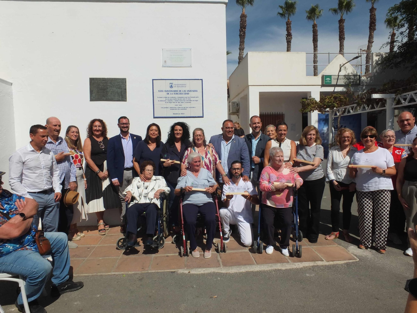 Descubrimiento de la placa conmemorativa de los 35 años de las viviendas de la 3ª edad