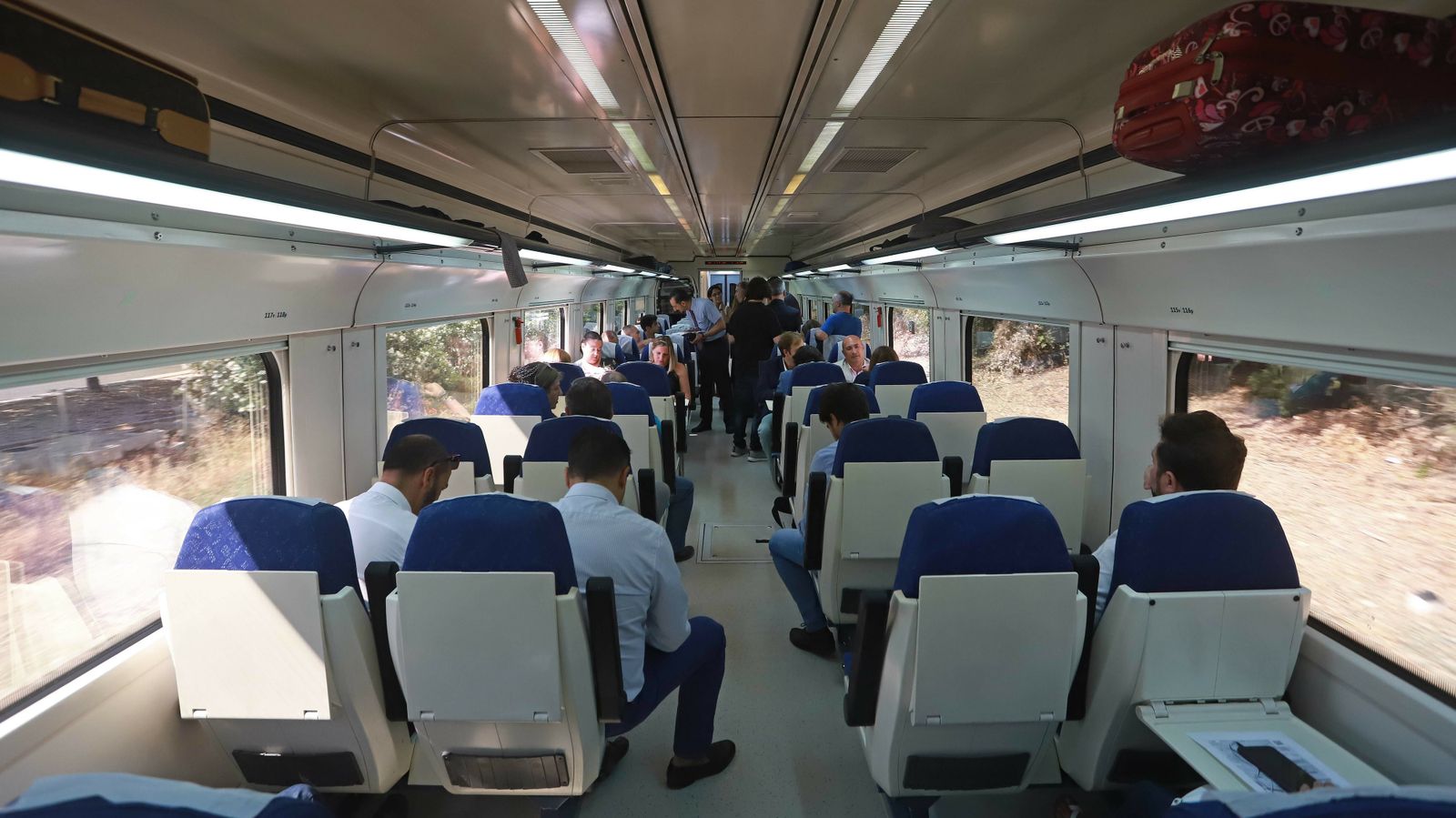 Las mejores fotos del viaje reivindicativo de los alcaldes a Ronda en tren