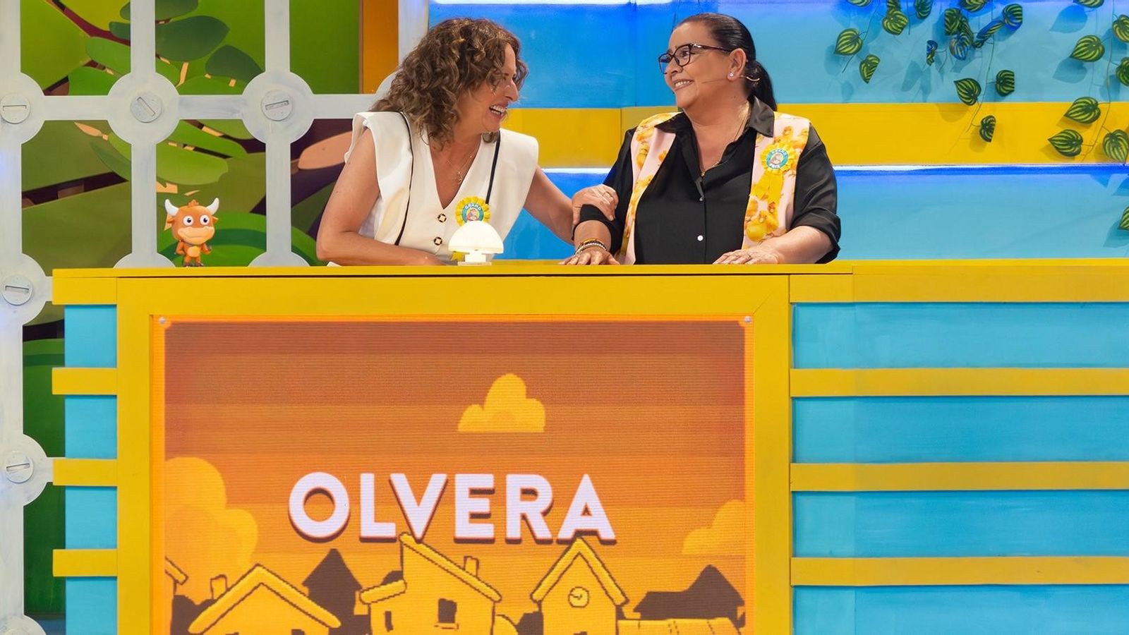 La alcaldesa de Olvera, Remedios Palma, con María del Monte en la prueba final de 'El Grand Prix' La alcaldesa de Olvera, Remedios Palma, con María del Monte en la prueba final de 'El Grand Prix'