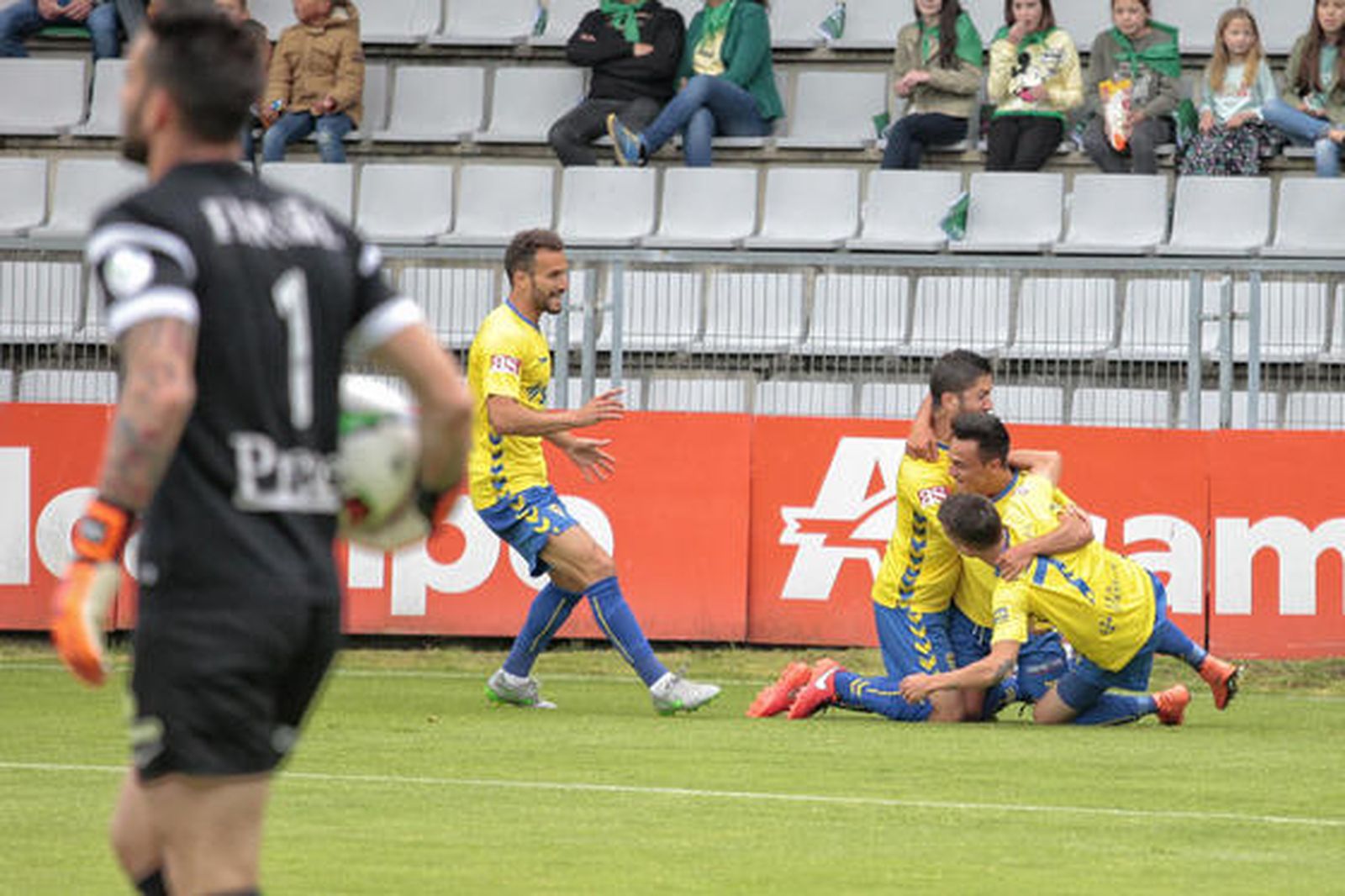 Machado, Salvi y Servando corren a abrazarse con Álvaro García tras su gol.

Foto: LOF