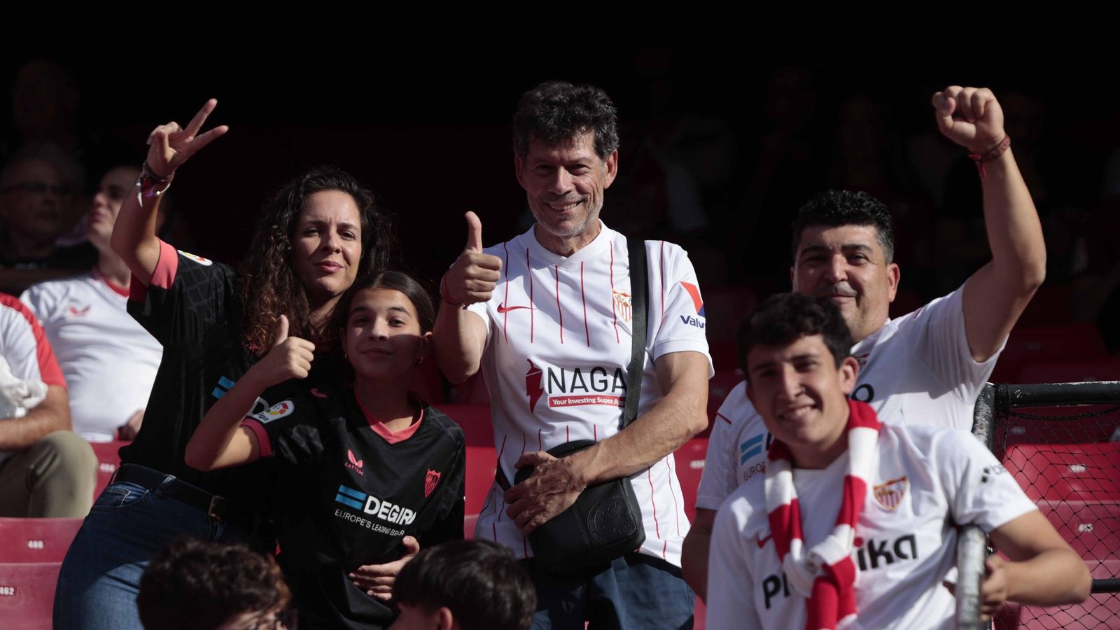 Publico asistente en el estadio de Sánchez Pizjuán