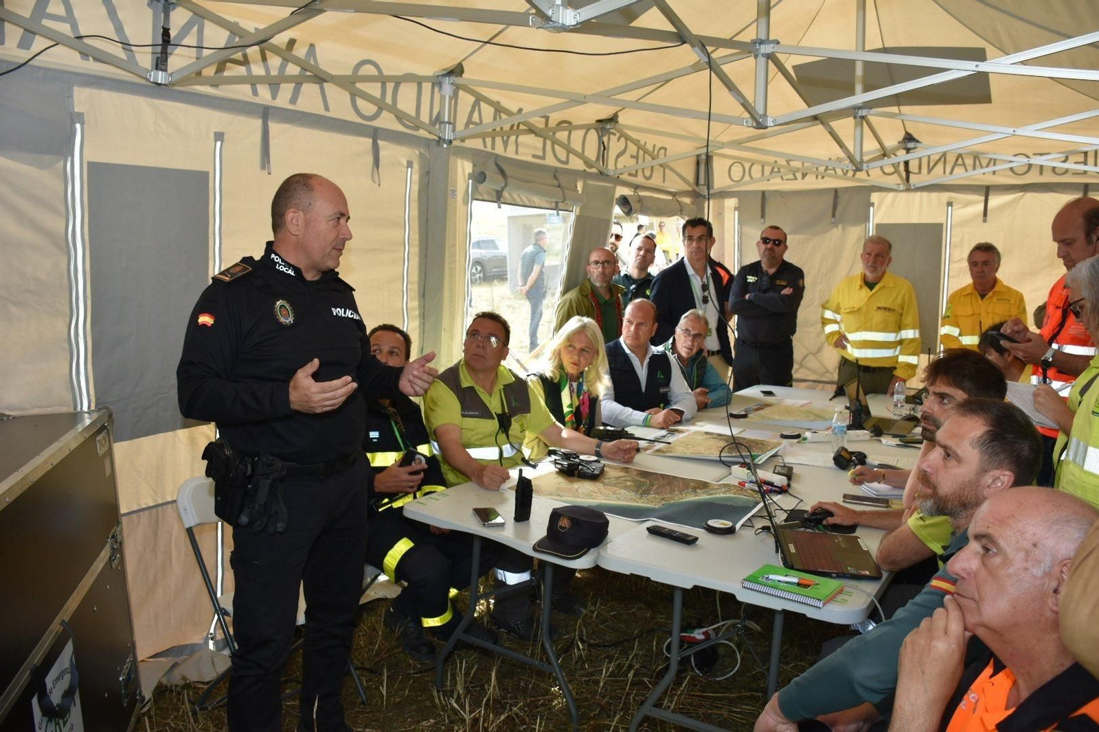 Reunión en el Puesto de Mando Avanzado.