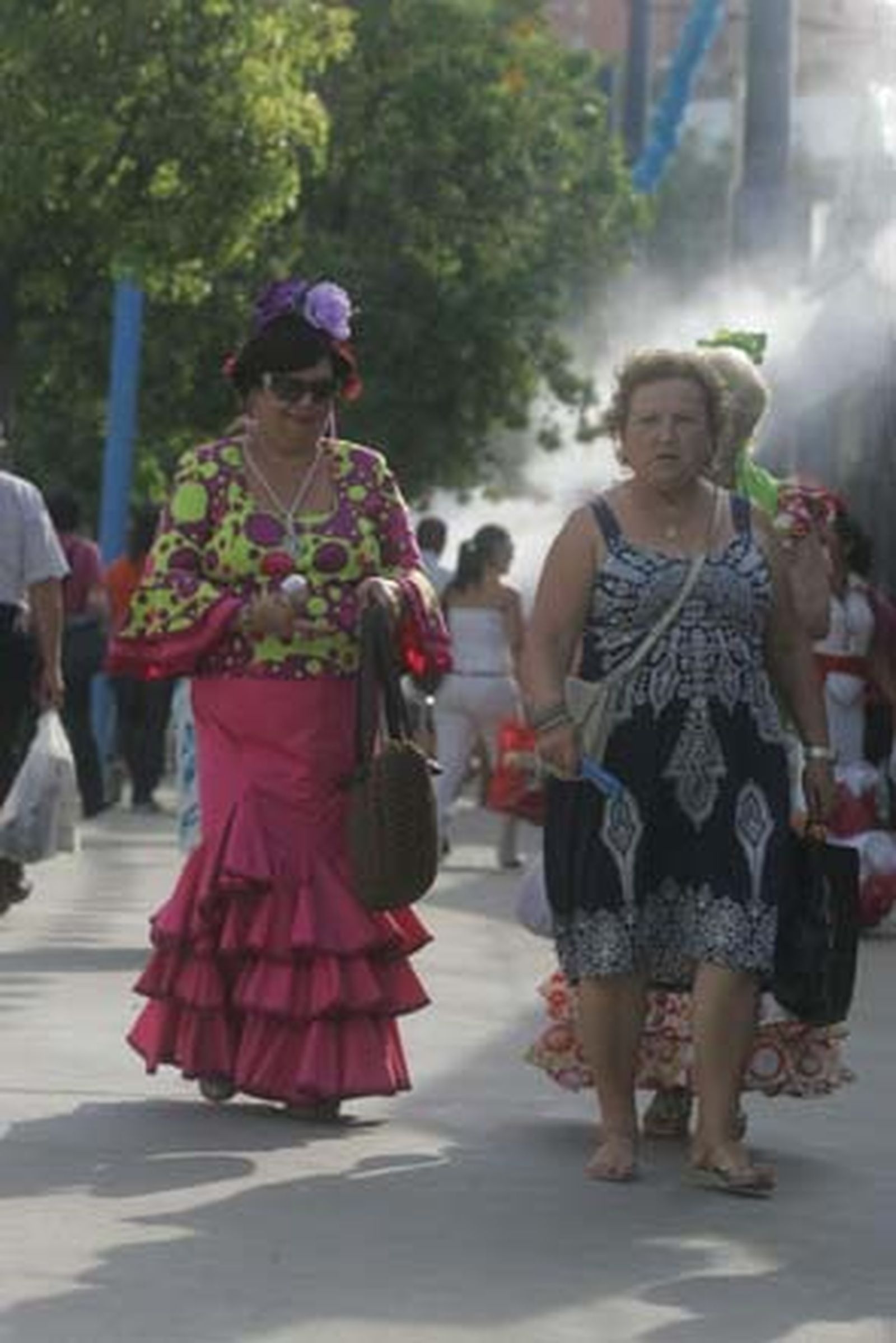 Dos señoras pasean por el Real de Algeciras.

Foto: Jose Maria Quiñones