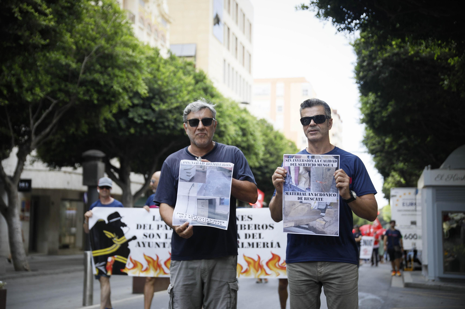 Manifestación de los bomberos quemados de Almería, en imágenes