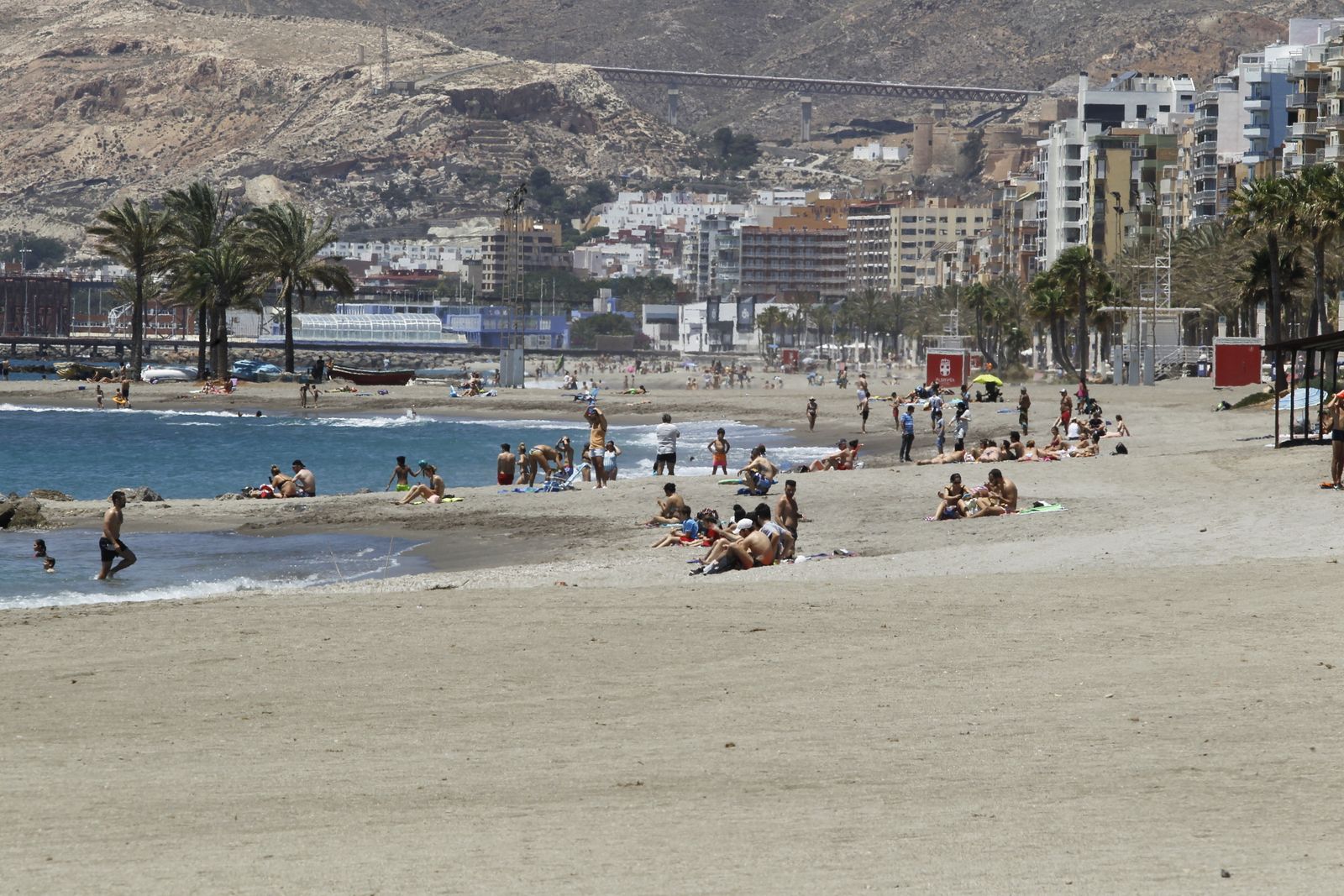 Fotogalería primer día de playa tras el confinamiento en Almería
