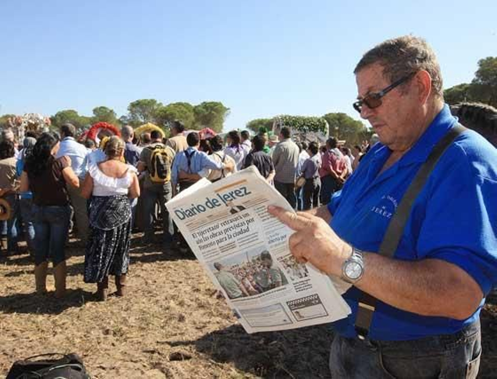 Un rociero se pone al día sobre la actualidad en pleno coto de Doñana leyendo ‘Diario de Jerez’

Foto: Juan Carlos Toro