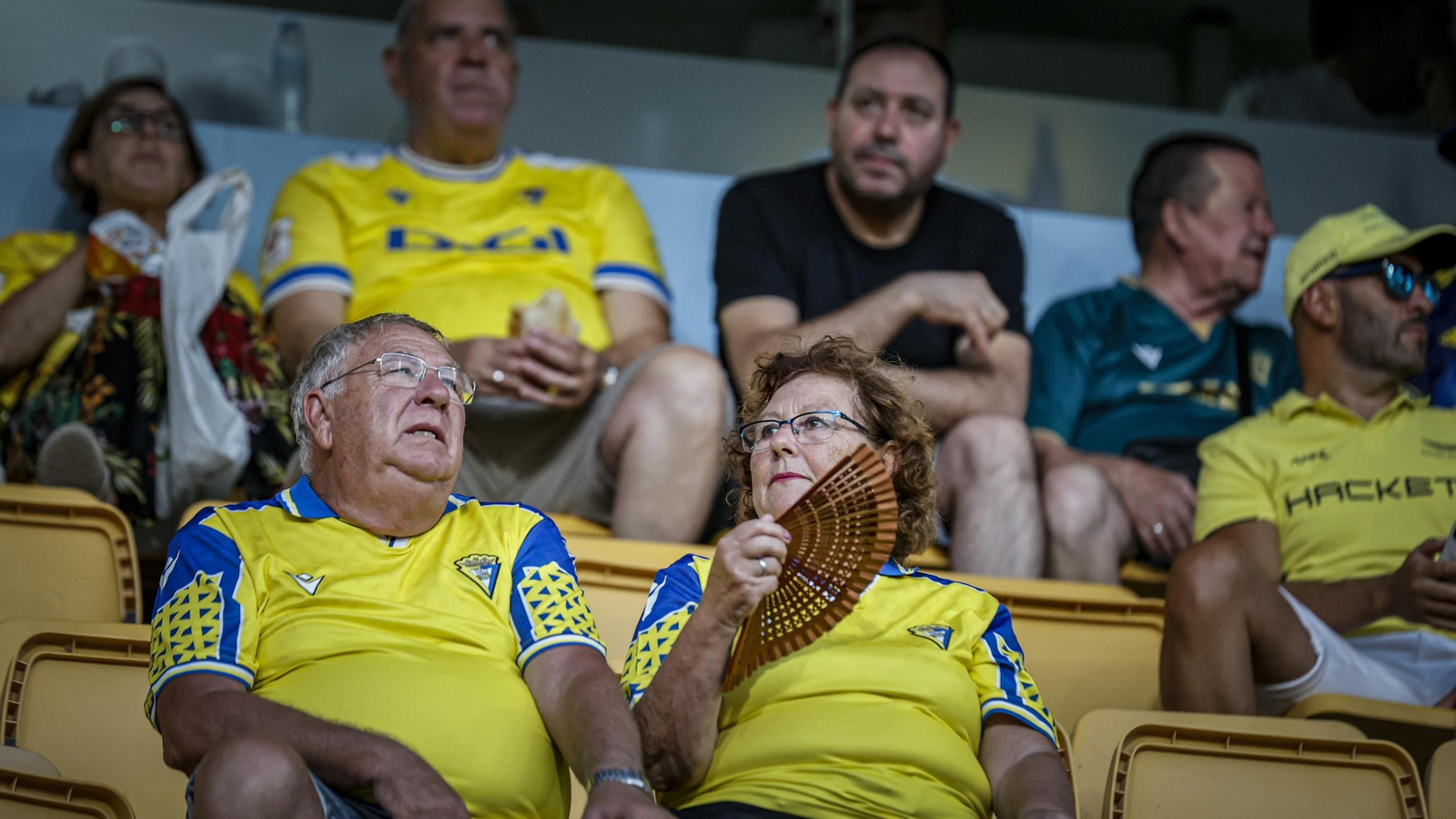Búscate entre las fotos del partido de fútbol entre Cádiz CF y Real Zaragoza