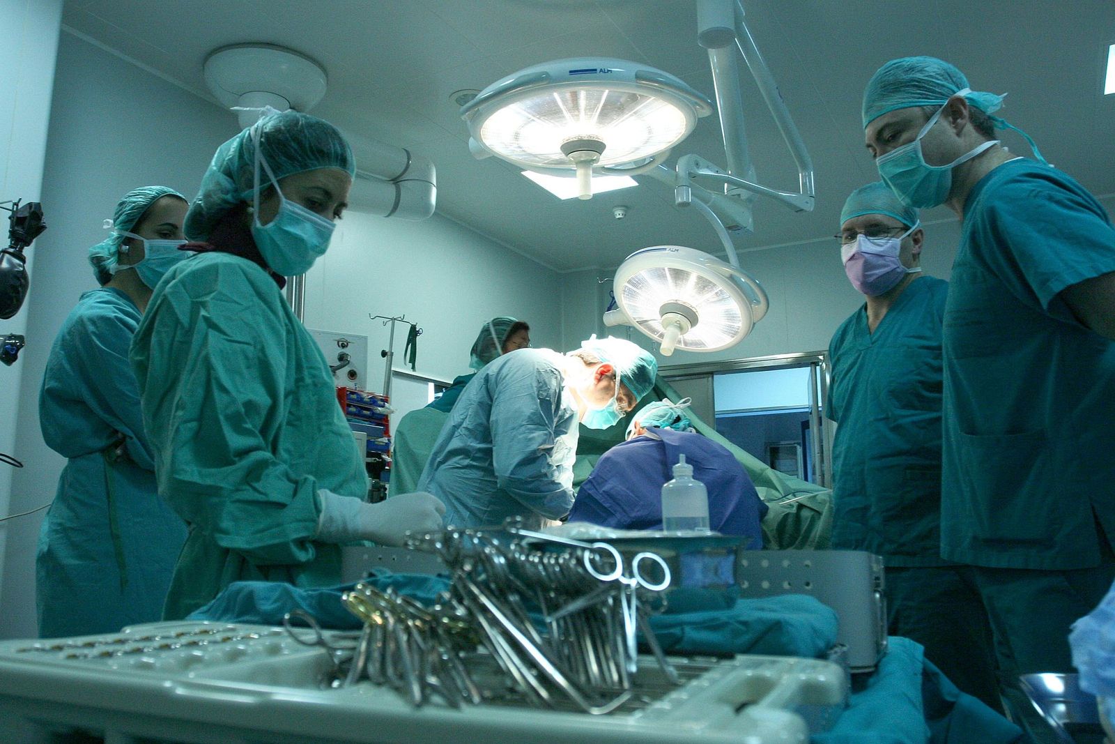 Profesionales sanitarios de un hospital durante una operación quirúrgica.